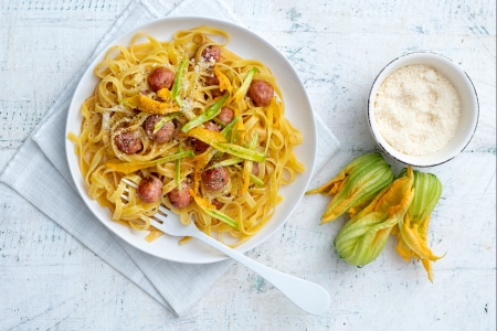 Tagliatelle avec boulettes et fleurs de courgette