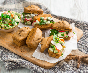 Pains à la bière avec salade russe de printemps