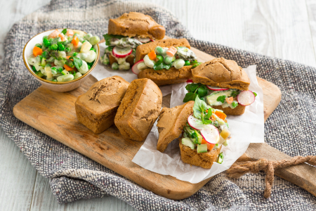 Pains à la bière avec salade russe de printemps