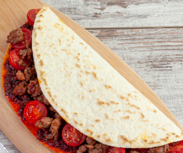 Piadina avec 'nduja, saucisse et tomates cerises