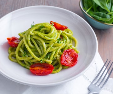Troccoli au pesto d'épinards et tomates cerises
