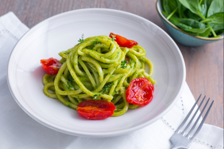 Troccoli au pesto d'épinards et tomates cerises
