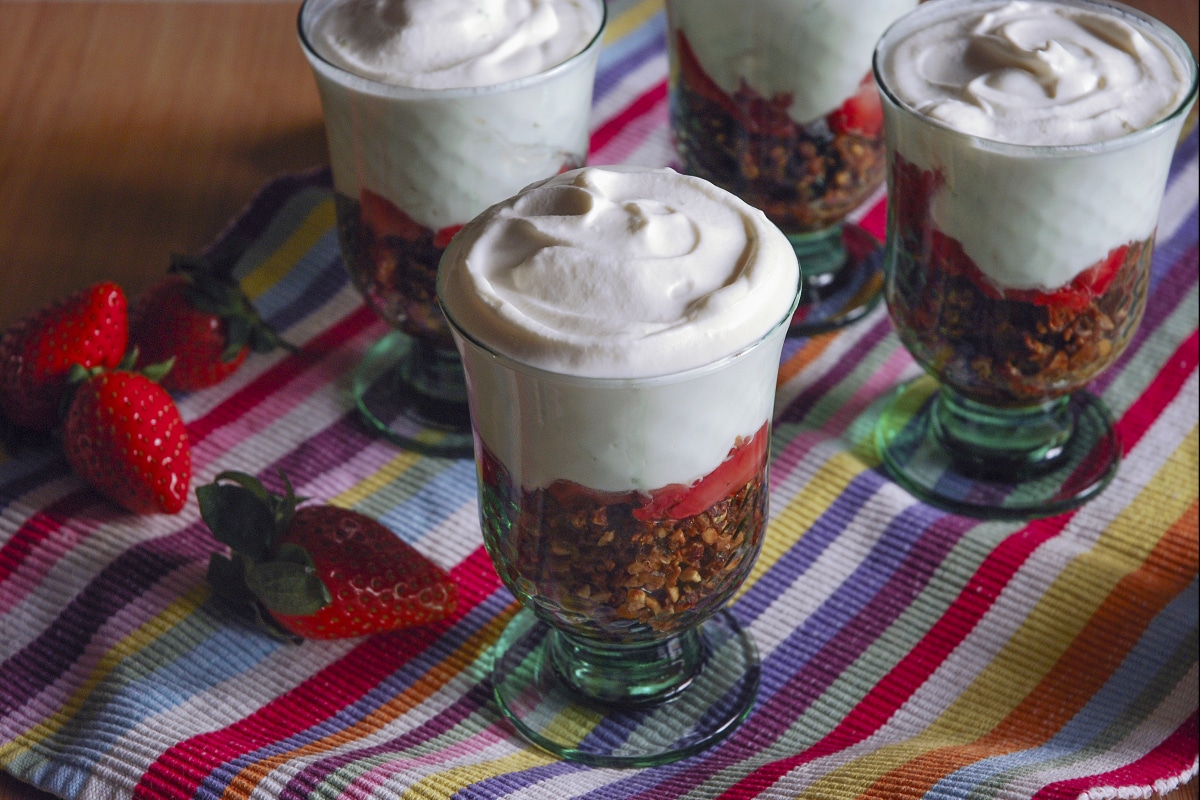 Crumble aux noisettes avec fraises au rhum