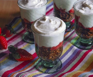 Crumble aux noisettes avec fraises au rhum