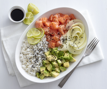 Poke bowl de saumon et fruits