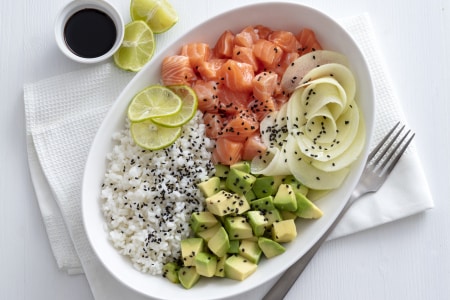 Poke bowl de saumon et fruits