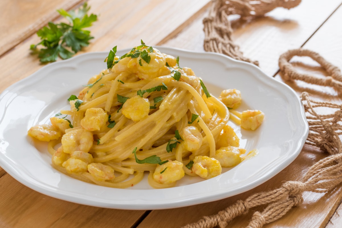 Spaghetti aux crevettes, stracchino et safran