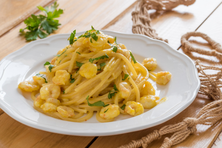 Spaghetti aux crevettes, stracchino et safran