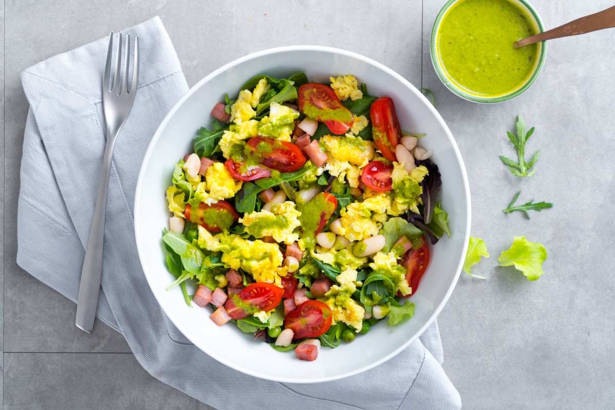 Salade avec œufs brouillés