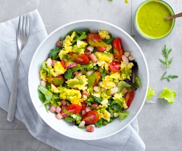 Salade avec œufs brouillés