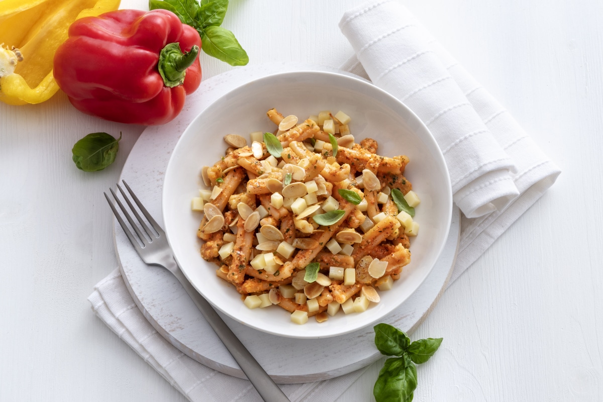 Pâtes froides au pesto de poivrons et caciocavallo