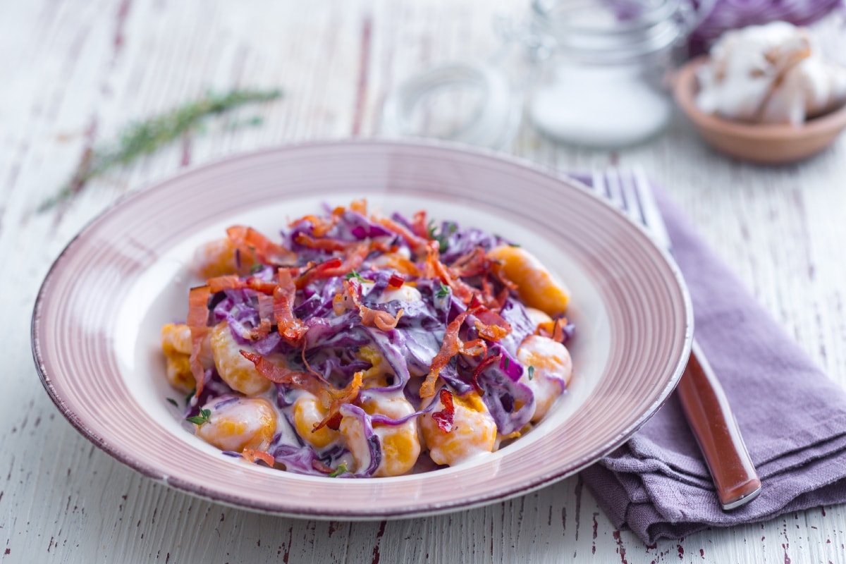 Gnocchi de potiron avec Grana Padano, chou rouge et speck