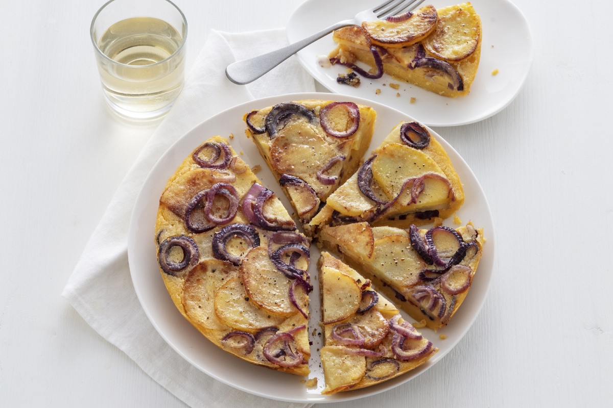 Omelette sans œufs avec pommes de terre et oignons