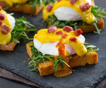 Crostino avec œufs bénédicte et bacon