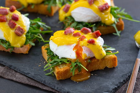 Crostino avec œufs bénédicte et bacon