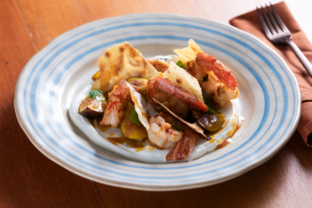 Crevettes sautées aux figues et à la menthe