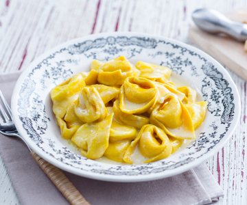 Cappellacci au curcuma, beurre et Grana Padano