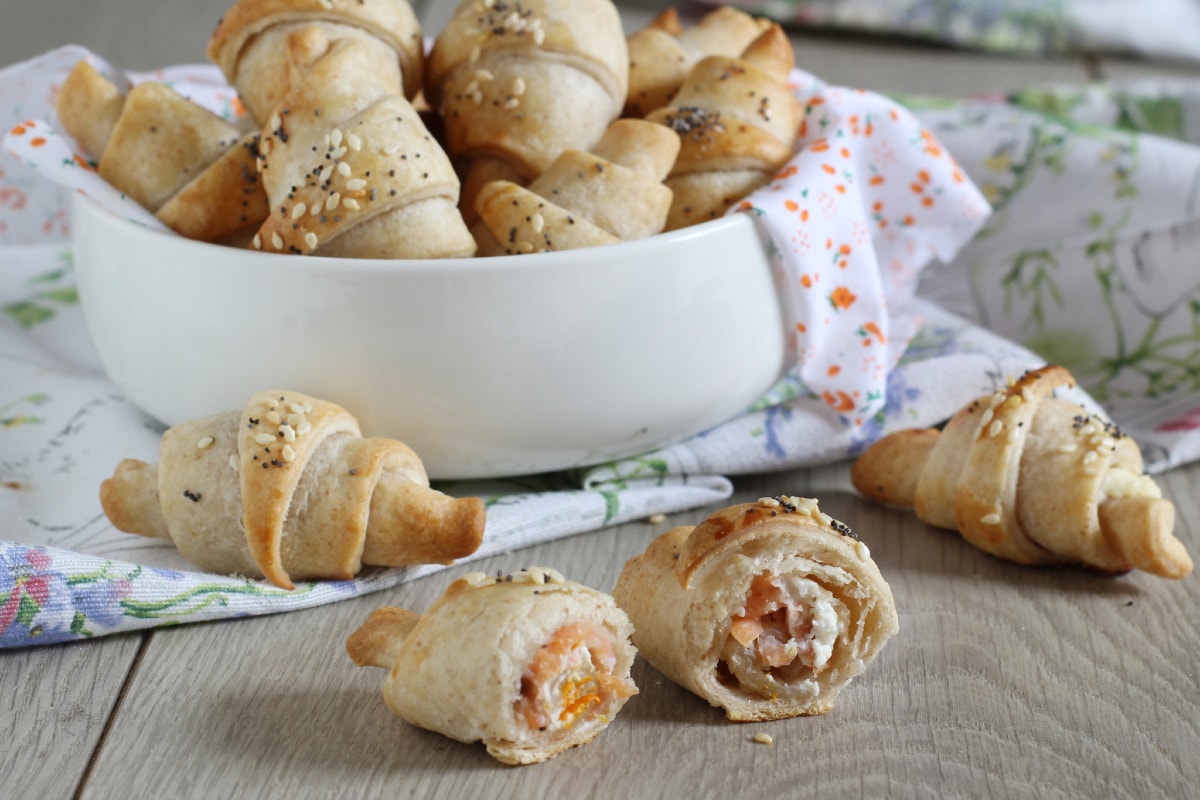 Croissants de pâte feuilletée au saumon