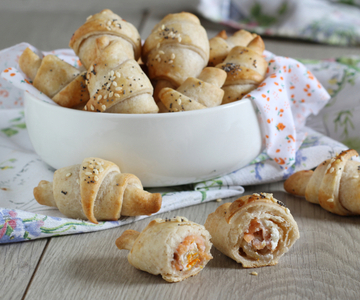 Croissants de pâte feuilletée au saumon
