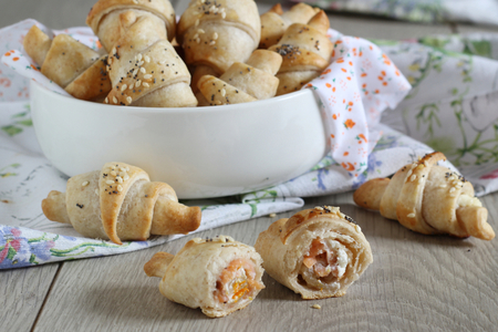 Croissants de pâte feuilletée au saumon