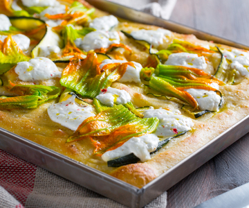 Focaccia de pommes de terre avec burrata et fleurs de courgette