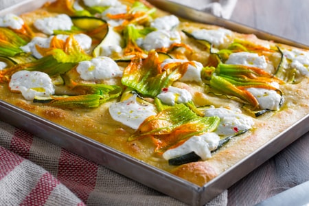 Focaccia de pommes de terre avec burrata et fleurs de courgette