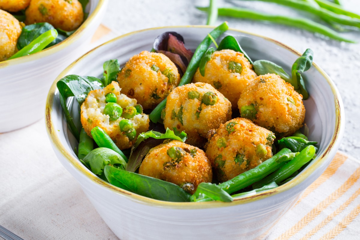Boulettes de riz et salade