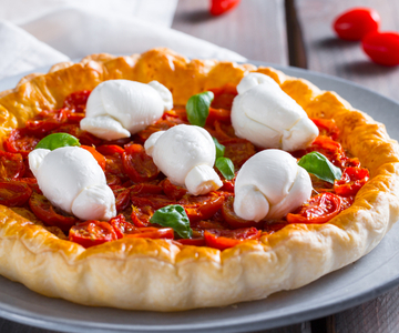 Tarte salée avec petits pains et tomates cerises confites