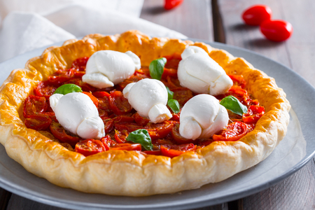 Tarte salée avec petits pains et tomates cerises confites