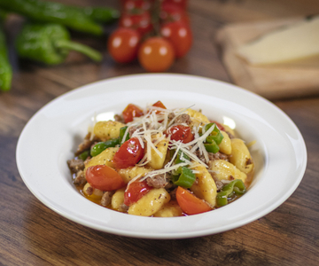 Gnocchi avec des piments verts et saucisse