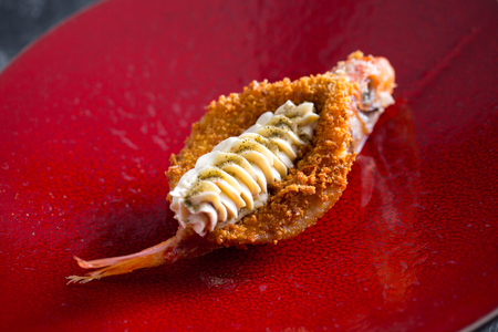 Rougets frits avec beurre aux anchois