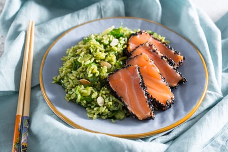 Salade de riz au saumon tataki et roquette