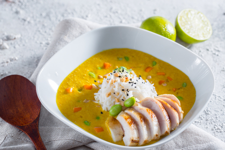 Soupe de poulet avec riz basmati