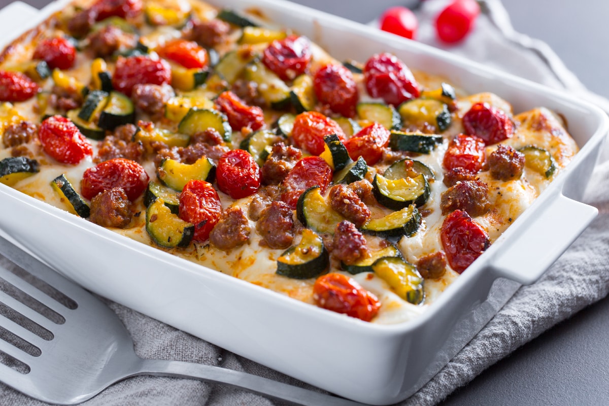 Lasagnes aux courgettes, tomates confites et saucisse