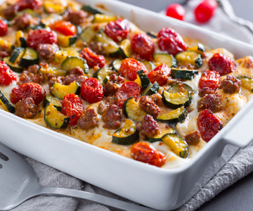 Lasagnes aux courgettes, tomates confites et saucisse