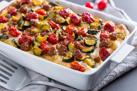Lasagnes aux courgettes, tomates confites et saucisse