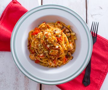 Spaghettoni avec espadon et miettes de pain