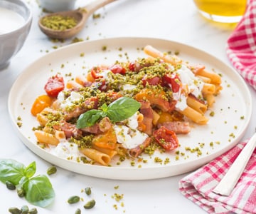 Ziti avec tomates, lard et stracciatella