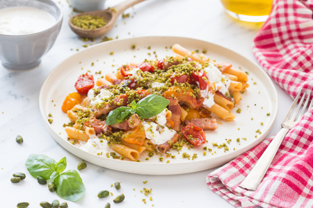 Ziti avec tomates, lard et stracciatella