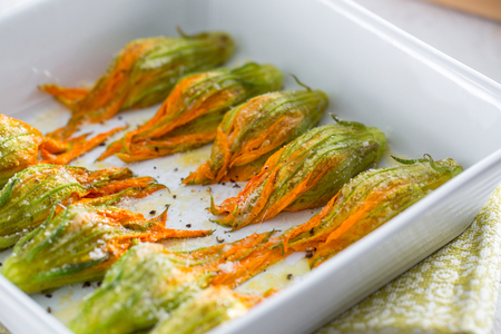 Fleurs de courgettes au four avec anchois et Grana Padano