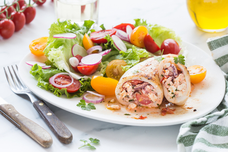 Calamars farcis à la feta et aux tomates cerises