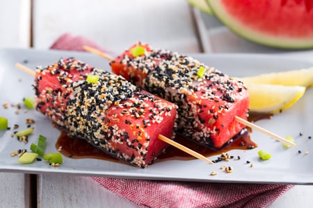 Brochettes de thon tataki et pastèque