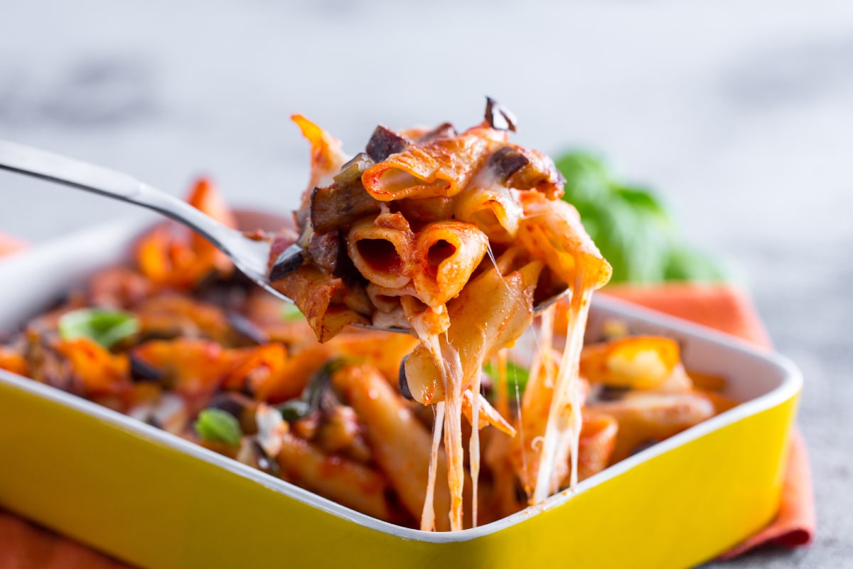 Pâtes au four avec des aubergines