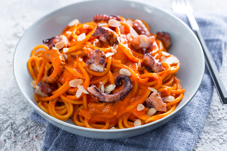 Spaghetti à la crème de poivrons et poulpe