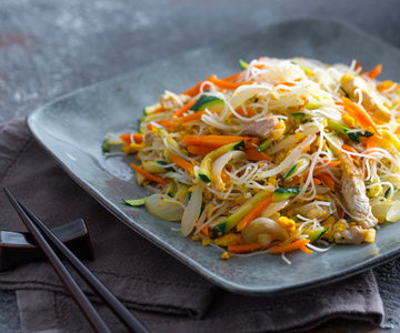 Nouilles de riz avec viande et légumes