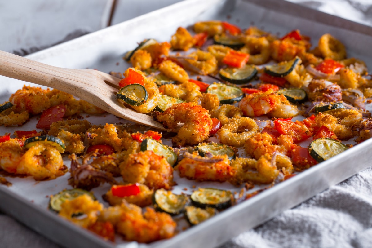 Calamars et crevettes gratinés avec des légumes