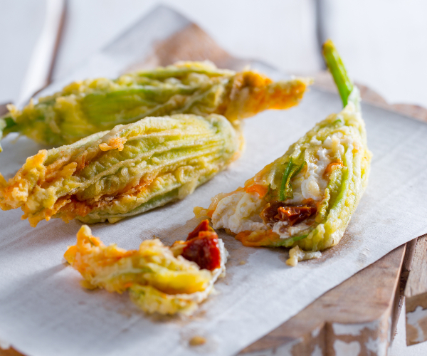 Fleurs de courgette farcies à la burrata et aux tomates séchées