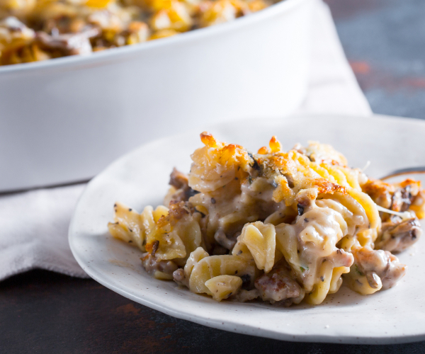 Pâtes au four avec champignons et saucisse