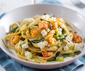 Pâtes à la crème de robiola avec crevettes et courgettes