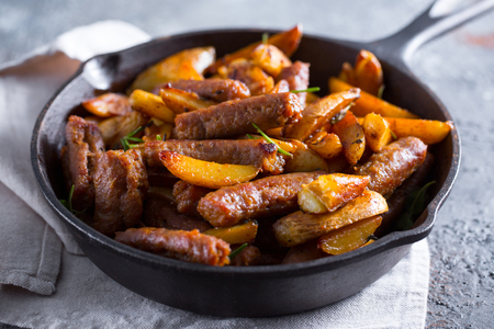 Saucisse et pommes de terre à la bière